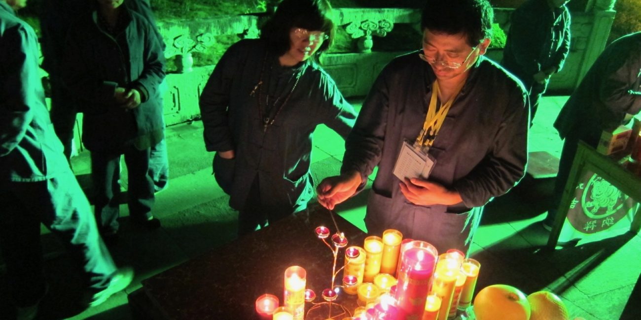 Participants joining the ceremony to the North Star.